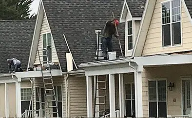 Workers is cleaning the roof of home